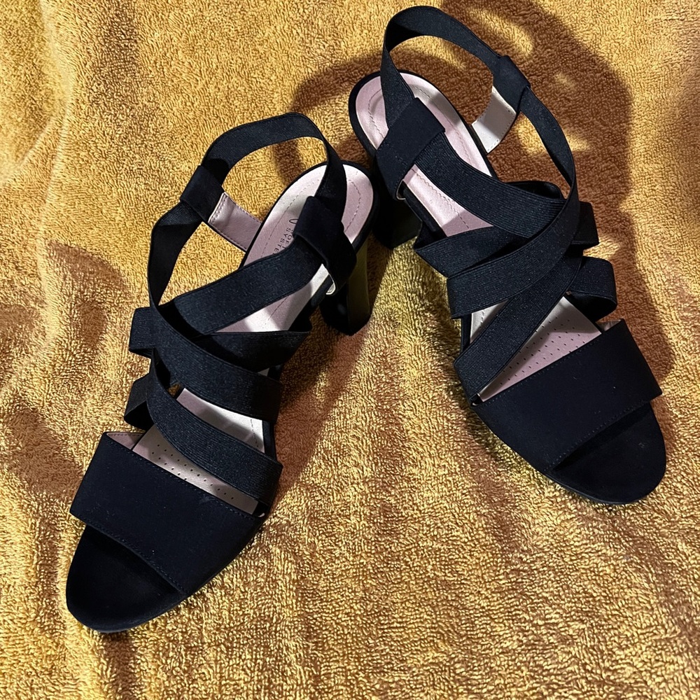LifeStride sandal. Black. Elastic cross cross, super comfortable! Size 10